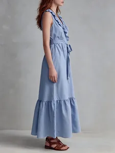 Vista lateral de un elegante vestido largo azul sin mangas con cuello en V y volantes