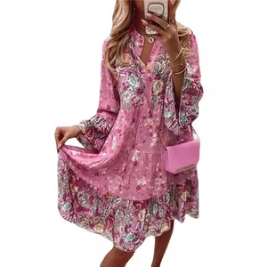 Mini-robe à fleurs rose avec manches évasées et volants pour un look estival vibrant