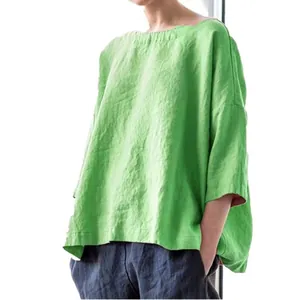 Détail d'une blouse ample en coton et lin vert vif avec un col rond de style rétro