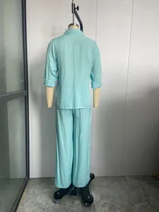 Vista trasera de un conjunto informal de camisa y pantalones anchos verde menta mujer