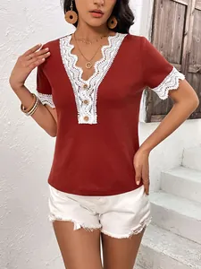 Dettaglio ravvicinato del bordo in pizzo bianco sullo scollo a V di un top in maglia a nido d'ape