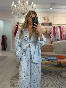 Komplette Ansicht des hellblauen Paisley-Print-Hemdes und der passenden weiten Hose