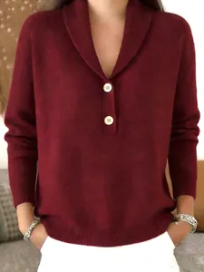 Détail d'un pull en maille bordeaux avec un col polo élégant et des boutons blancs