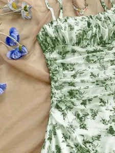 Dettaglio di un abito a fiori francese con stampa verde e particolari arricciati