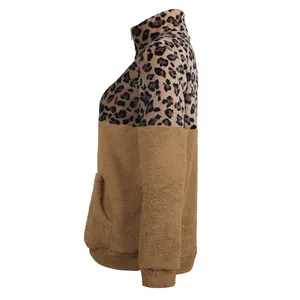 Seitenansicht des modernen Damen Fleece-Sweatshirts mit Leopardenmuster und Reißverschluss