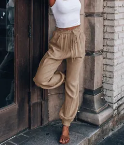 Detail van deze beige rayon harembroek met handig trekkoord en elastische taille