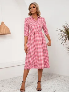 Vestido camisero midi a cuadros rojos y blancos con cuello de solapa y mangas 3/4