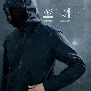 Gros plan d'un coupe-vent imperméable pour homme sous une pluie battante