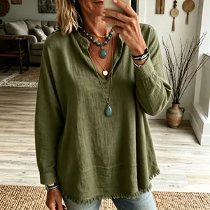Vue détaillée du chemisier vert olive à manches longues pour femme avec ourlet effiloché.