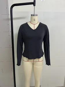 Détail de la texture douce et de l'ourlet ondulé de ce t-shirt gris foncé à col en V