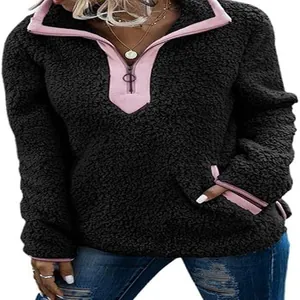 Détail d'un pull en polaire sherpa gris pour femme avec des bordures roses et une fermeture éclair