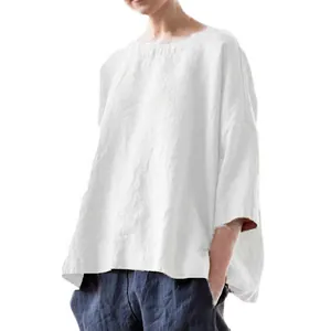 Vue détaillée du tissu respirant en coton et lin blanc sur un haut ample et chic