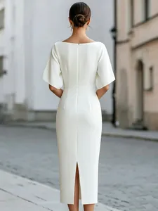 Vista posteriore di un elegante abito midi bianco aderente con un elegante spacco posteriore