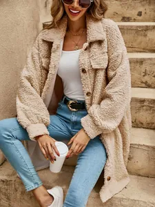 Imagen detallada de una mujer con un abrigo largo beige sentada en una escalera de piedra