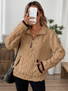 Vue détaillée du sweat-shirt en polaire jacquard marron avec demi-fermeture éclair pour femmes