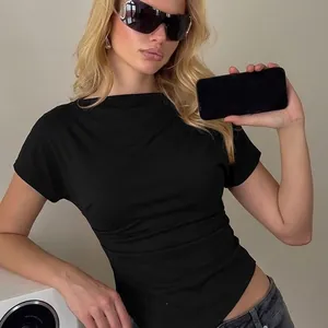 Stylisches schwarzes Damen T-Shirt, eng anliegend, gerafft mit asymmetrischem Saum.
