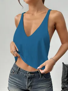 Primo piano di un top a canotta blu in maglia con scollo a V per donna abbinato a jeans.