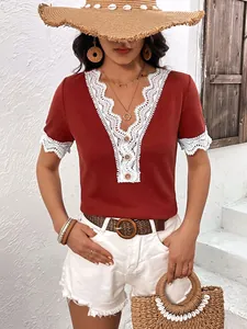 Dettaglio della maglia a nido d'ape rosso ruggine con scollo a V e pizzo bianco.