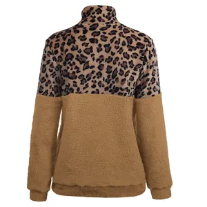 Detailansicht der Rückseite eines gemütlichen Damen-Fleece-Sweatshirts mit Leopardenmuster