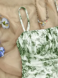 Dettaglio ravvicinato di un abito francese a fiori con stampa verde e sottili pieghe