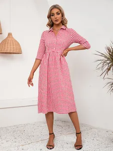 Vestido camisero de cuadros rojos y blancos con cuello de solapa y corte midi