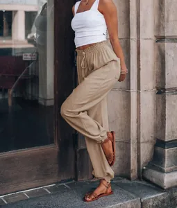 Dames kaki joggingbroek met hoge taille, trekkoord en elastische boorden buiten.