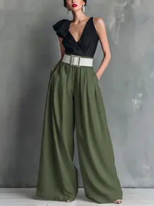 Detailansicht der olivgrünen Hose mit hoher Taille und weitem Bein mit schwarzem V-Ausschnitt Top