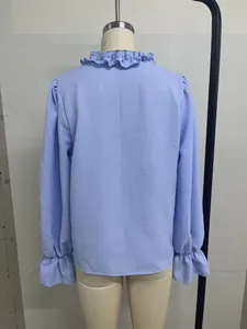 Detailansicht der Rückseite einer hellblauen Bluse im französischen Stil mit Rüschen