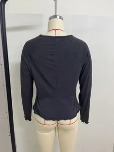 Vue arrière d'un t-shirt à manches longues raglan gris anthracite avec ourlet ondulé