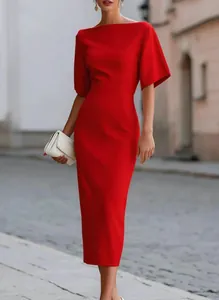 Elegante abito midi rosso con scollo a barchetta e vita stretta per un look molto chic.