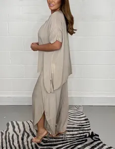 Vue latérale d'un ensemble deux pièces ample kaki pour femme avec fente latérale