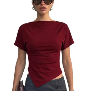 Elegantes weinrotes Kurzarm-T-Shirt mit Raffung und asymmetrischem Saum für Damen
