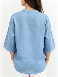 Vista trasera detallada de una camisa de lino azul claro para mujer con un diseño holgado