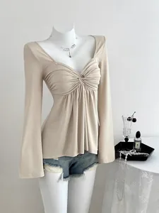 Haut élégant beige à manches longues col en V avec un design plissé sur la poitrine