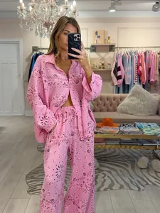 Modisches rosa Set mit Paisley-Muster: Hemd und weit geschnittene Hose für Damen.