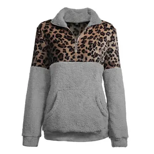Nahaufnahme eines Damen-Hoodies mit Leopardenmuster, Fleece und Halbreißverschluss.