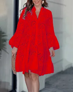 Vista detallada de vestido rojo con cuello en V y un elegante patrón bordado calado