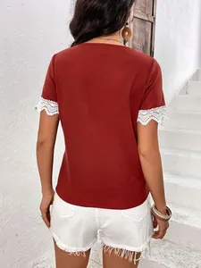 Vista posteriore di un top in maglia waffle rosso mattone con eleganti maniche in pizzo.
