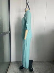 Vista lateral del conjunto casual de dos piezas para mujer en color verde menta.