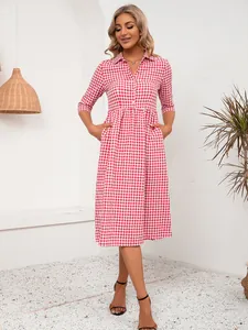 Mujer con vestido camisero de cuadros vichy rojos y blancos con bolsillos en interior