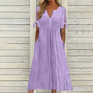 Détail de robe d'été violette à col en V avec broderie anglaise et manches nouées