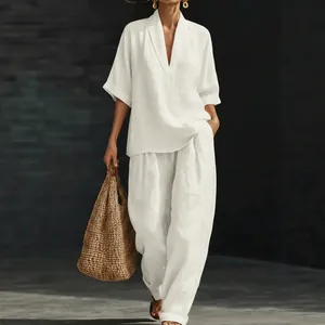 Elegante set estivo bianco da donna con top a scollo a V e pantaloni larghi con tasche