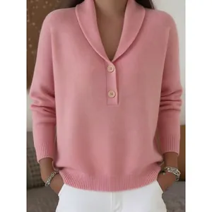 Pull en maille rose élégant pour femmes avec col polo et boutons pour un look décontracté.