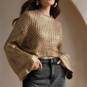 Grober Strickpullover in Gold-Optik mit weiten Ärmeln und Rundhalsausschnitt