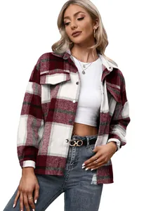 Gedetailleerd overzicht van rood en wit geruit flanellen jack op een model met top