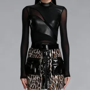 Dettaglio della maglia nera a maniche lunghe in mesh trasparente con patchwork in ecopelle
