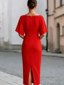 Elegante abito midi rosso attillato con spacco posteriore e scollo a barca classico
