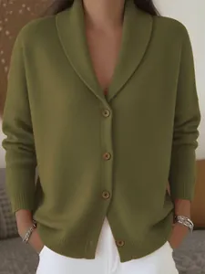 Dettaglio del cardigan in maglia verde oliva da donna con collo a scialle e bottoni