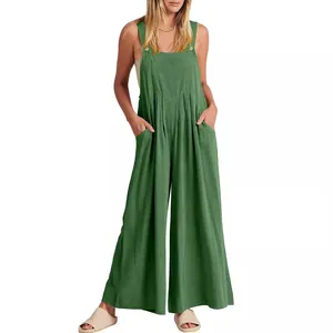 Tuta casual in cotone e lino verde senza maniche a gamba larga da donna sfondo bianco