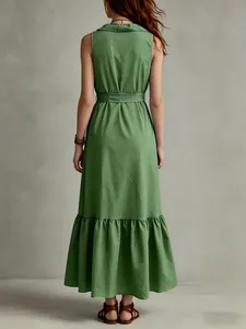 Vista trasera de un elegante vestido largo verde sin mangas con cinturón y bajo con volantes